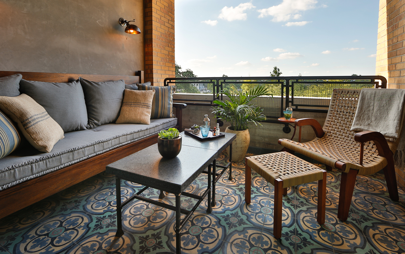 Picture of the terrace Hotel Emma's Terrace rooms. Pictured is a cozy seating arrangement with a view of the city.